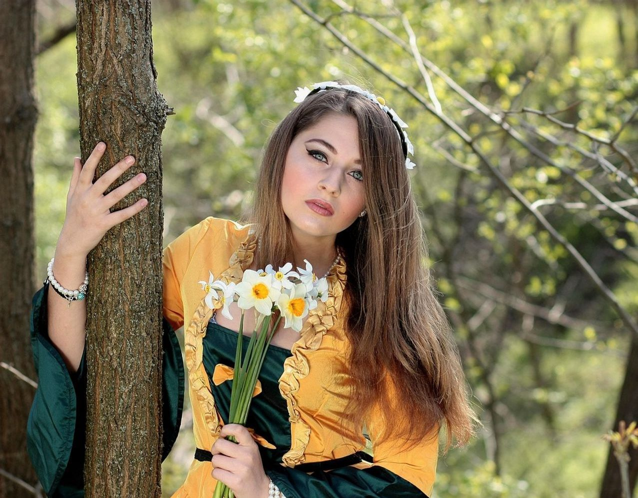Antik semboller, eski kitaplar ve mitolojik notlar içeren bir çalışma masası